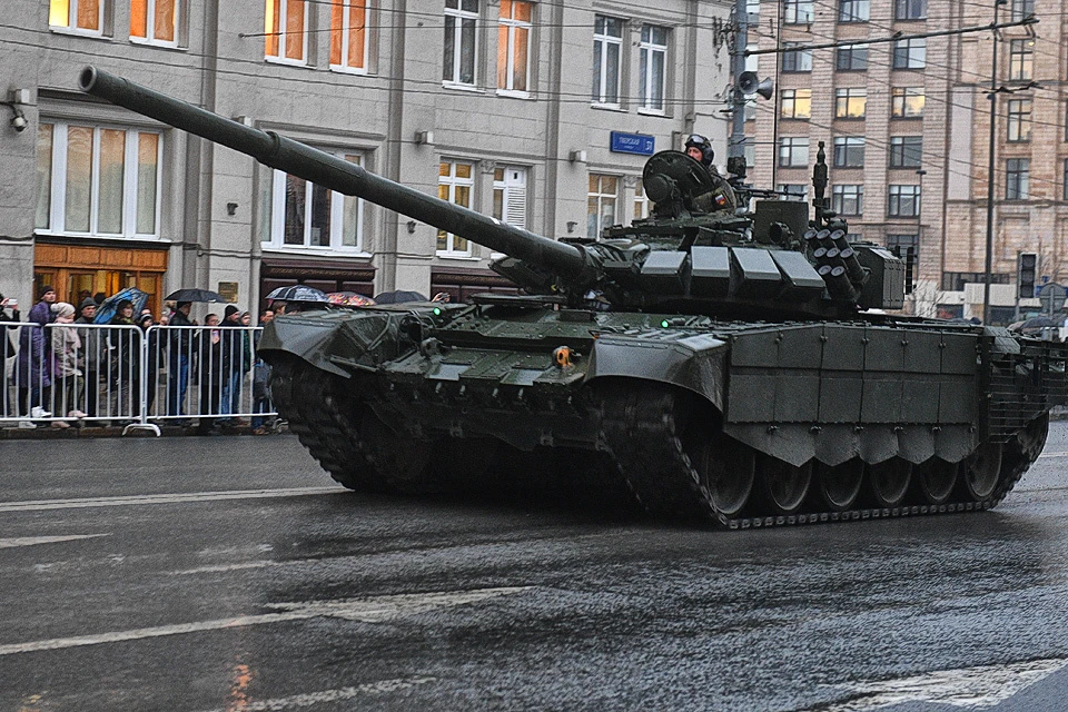 Танк Т-72Б3 на репетиции парада в Москве.