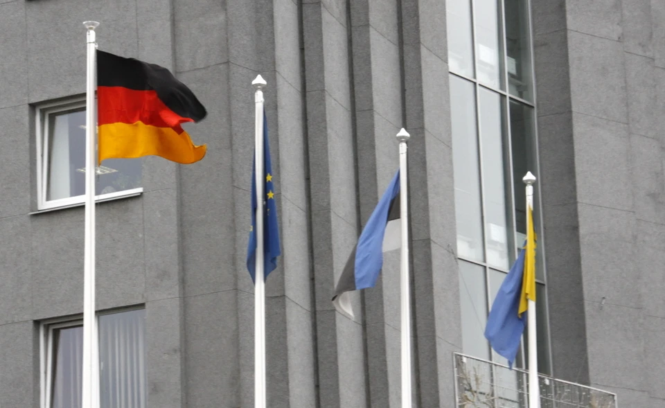 В честь 30-летия договора и визита побратимов возле мэрии Кохтла-Ярве подняли флаг Германии.