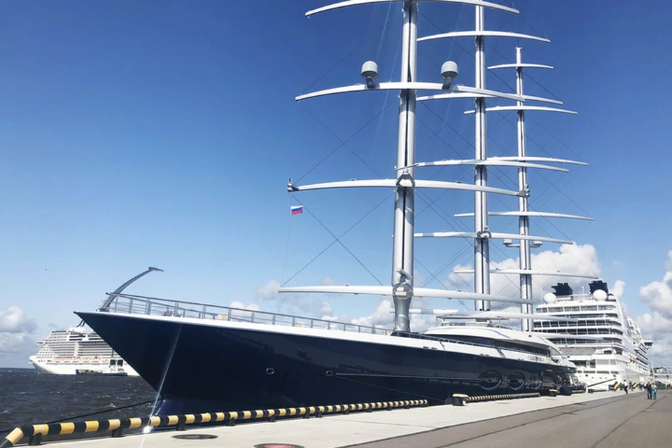 Black Pearl - крупнейшая парусная яхта в мире. Ее длина - 106 с лишним метров, ширина - 15. Фото: пресс-служба порта "Морской фасад".