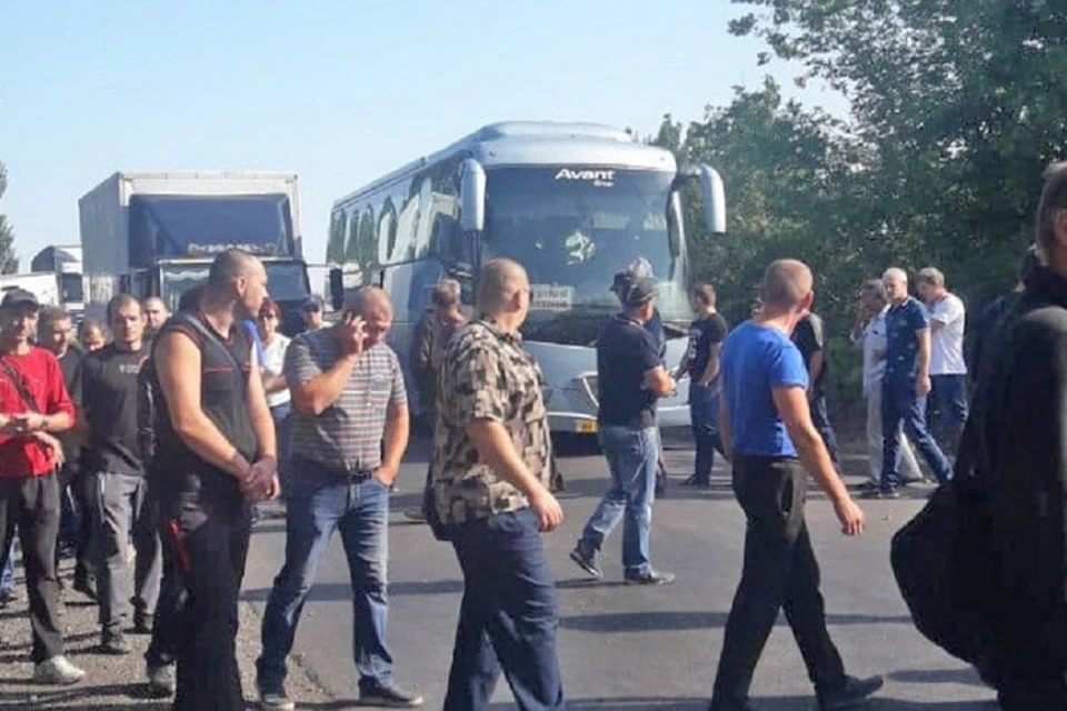 Накануне праздника горняки в Донбассе перекрывали трассы, но в Киев так и не поехали. Фото: Рokrovsk.news
