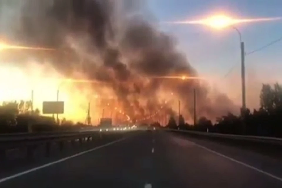 Клубы дыма было видно издалека. Фото: читатель "Комсомольской правды-Ростов"