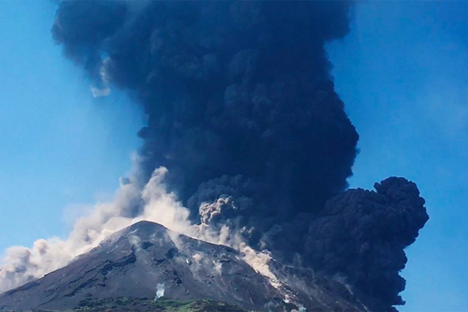 Оживший вулкан застал врасплох туристов отдыхавших на острове.