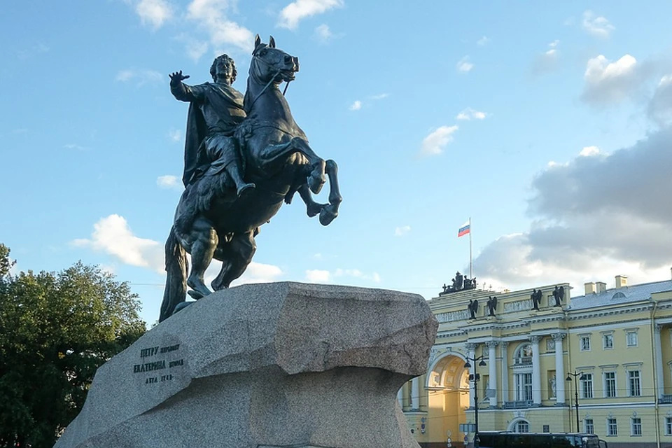 Градоначальнику важно «чувствовать особую ауру» Петербурга.
