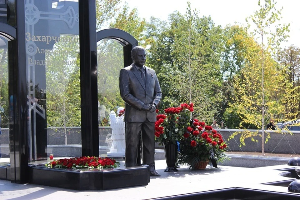 В Донецке почтили память Александра Захарченко у его могилы
