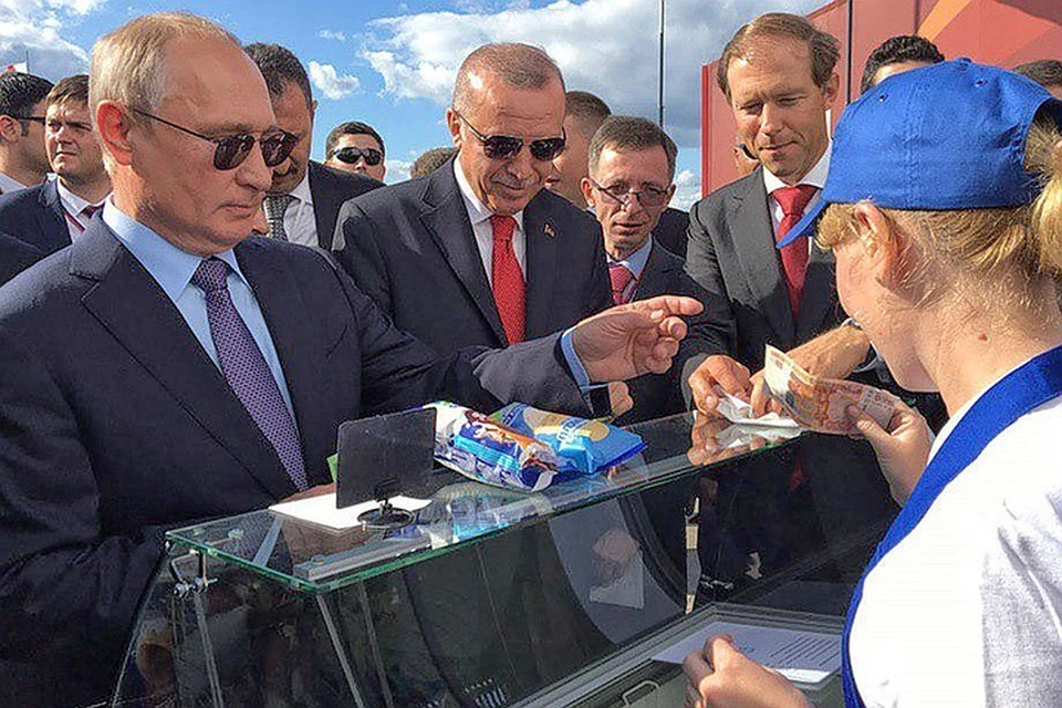 Владимир Путин угостил мороженым высокого гостя из Турции - президента Эрдогана. Фото Анастасия Савиных/ТАСС