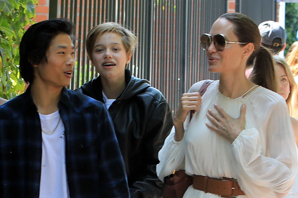 На днях Анджелина Джоли и ее наследники посетили ресторан в Лос-Анджелесе по случаю Дня Труда