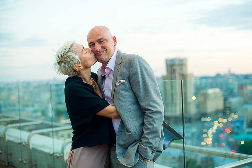17 июня 2015 г. Радислав Гандапас (с супругой) на крыше Swissotel отмечает свой день рождения. Фото: Личный архив