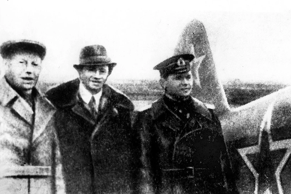 Вольф Мессинг купил на свои сбережения самолет и передал его летчику К.Ф.Ковалеву. На снимке: В.Г.Мессинг (в центре) и летчик К.Ф.Ковалев