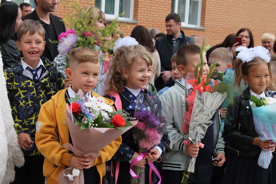 В Плющихинском жилмассиве открыли новую четырехэтажную школу. Фото: Ульяна ДЖАНКОВА.