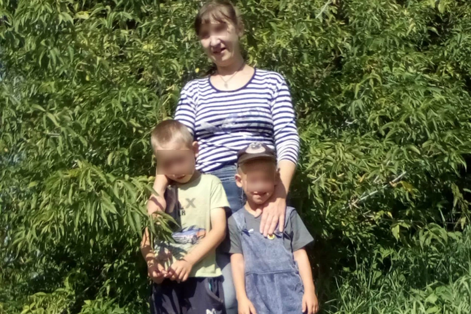 Женщина одна воспитывала двоих сынишек - 7-летнего Ваню (на фото слева) и 5-летнего Костю.