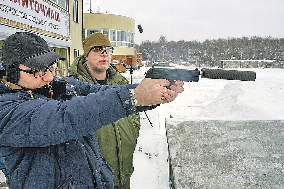 Корреспондент «Комсомольской правды» Александр Бойко (на фото - слева) и конструктор «Удава» Иван Козлов на стрельбище.
