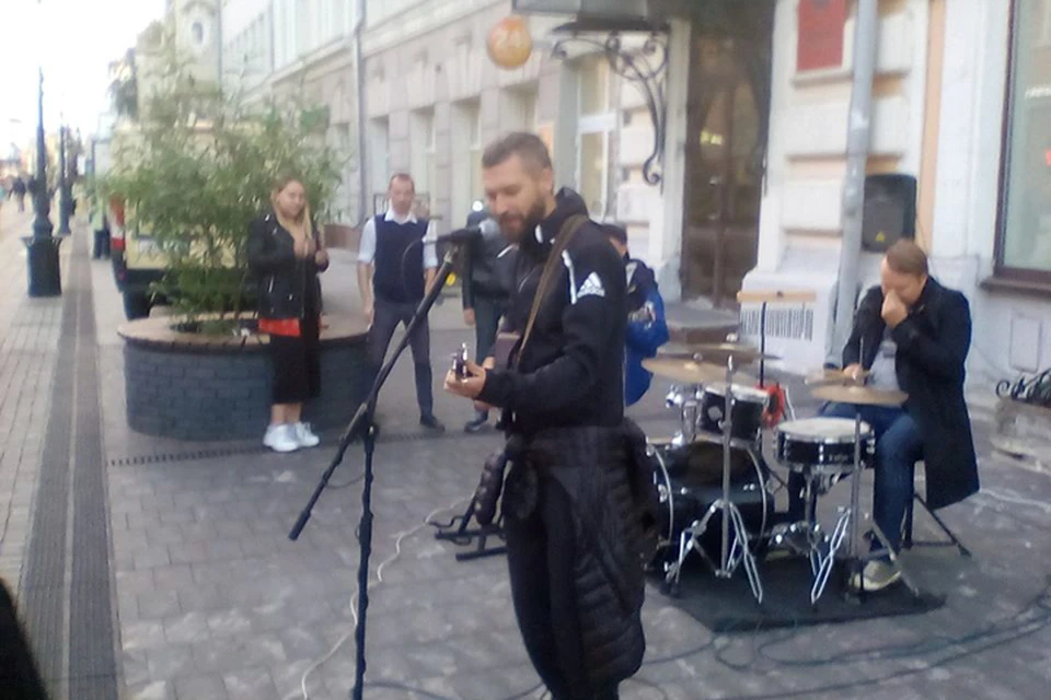 Владимир Кристовский устроил импровизированный концерт на Покровке. Фото: Андрей РЕПИН