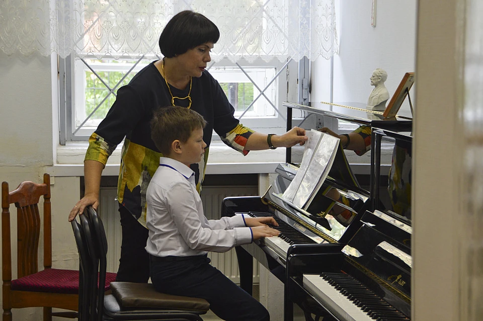 В школу купят пять фортепиано. Фото: пресс-служба администрации Твери