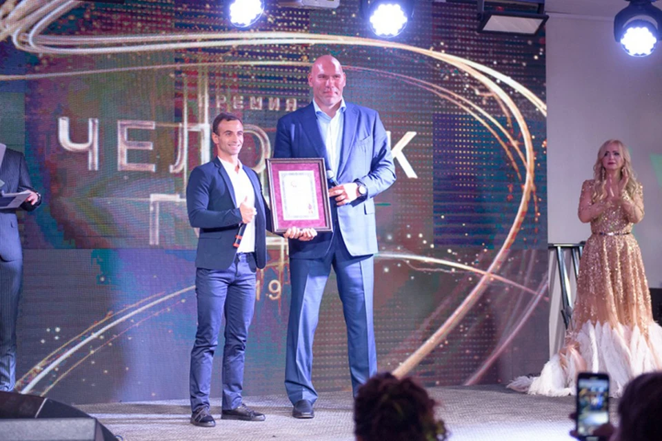 Валуеву вручили сертификат «Книги рекордов России» как самому высокому профессиональному боксеру. Фото: предоставлено организаторами