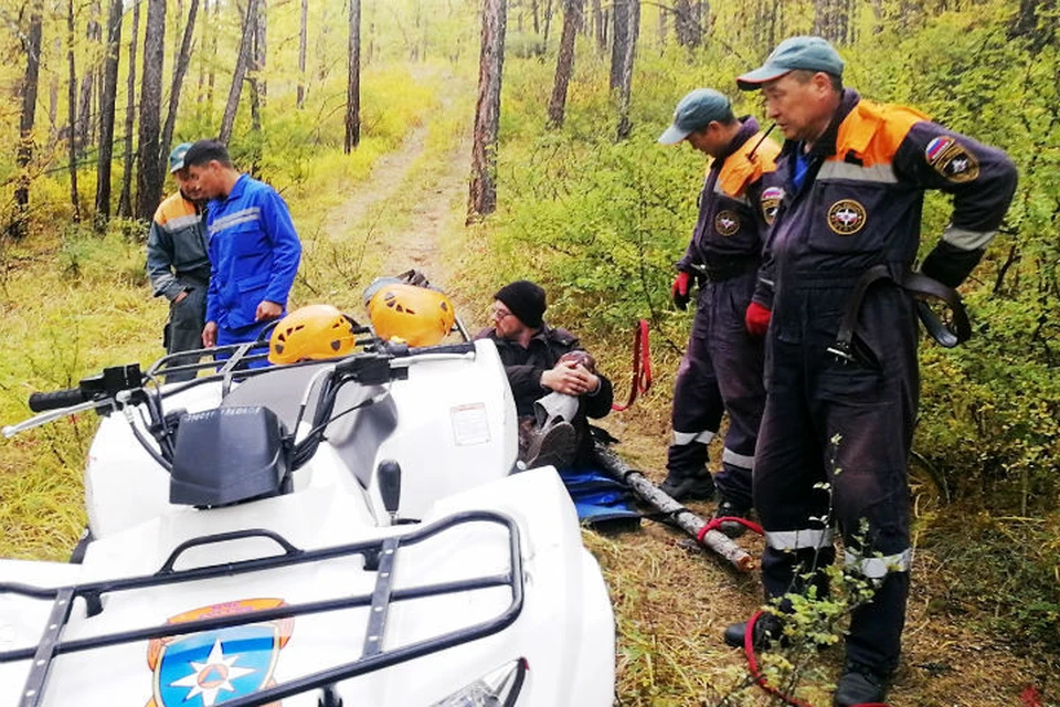 Спасатели вынесли мужчину из леса на носилках Фото: МЧС Тувы
