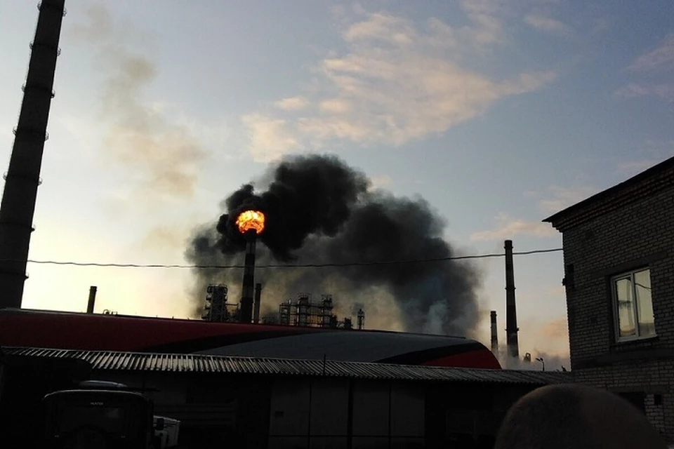 В Киришах горит нефтеперерабатывающий завод. Фото: vk.com/dtp47rus