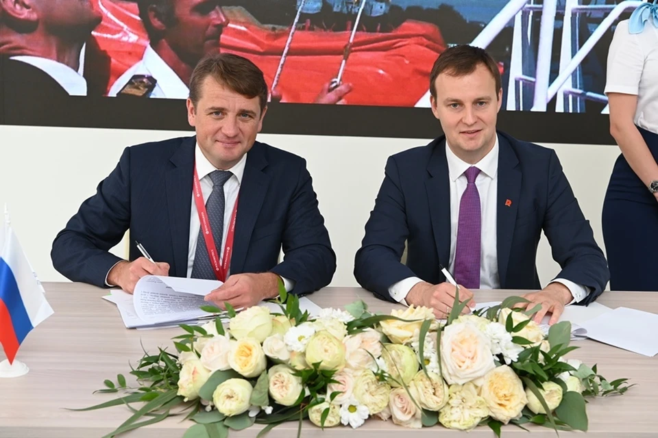 Илья Шестаков и Федор Кирсанов подписывают договор. Фото: пресс-служба Росрыболовства