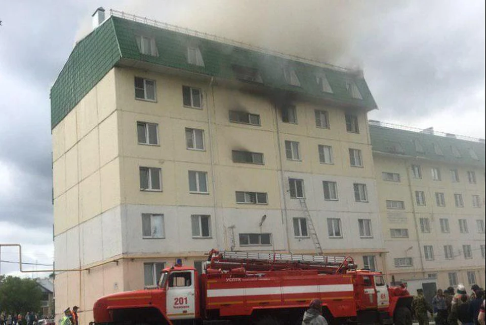 Пожар начался на пятом этаже и очень быстро перекинулся на мансарду. Фото: читатель КП-Челябинск.