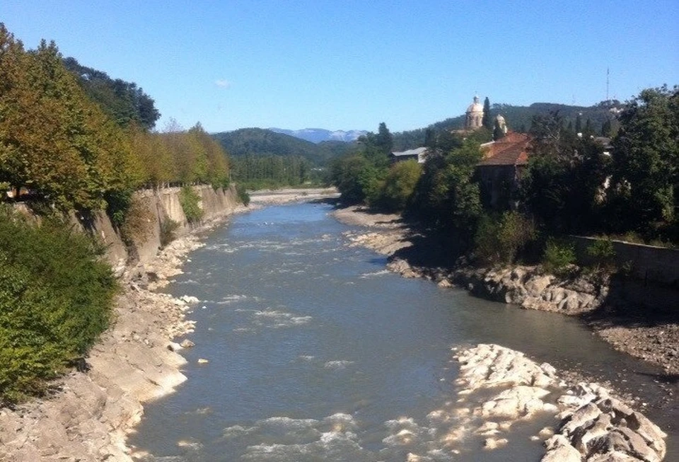 Вид на реку Риони с Цепного моста. Кутаиси, Грузия