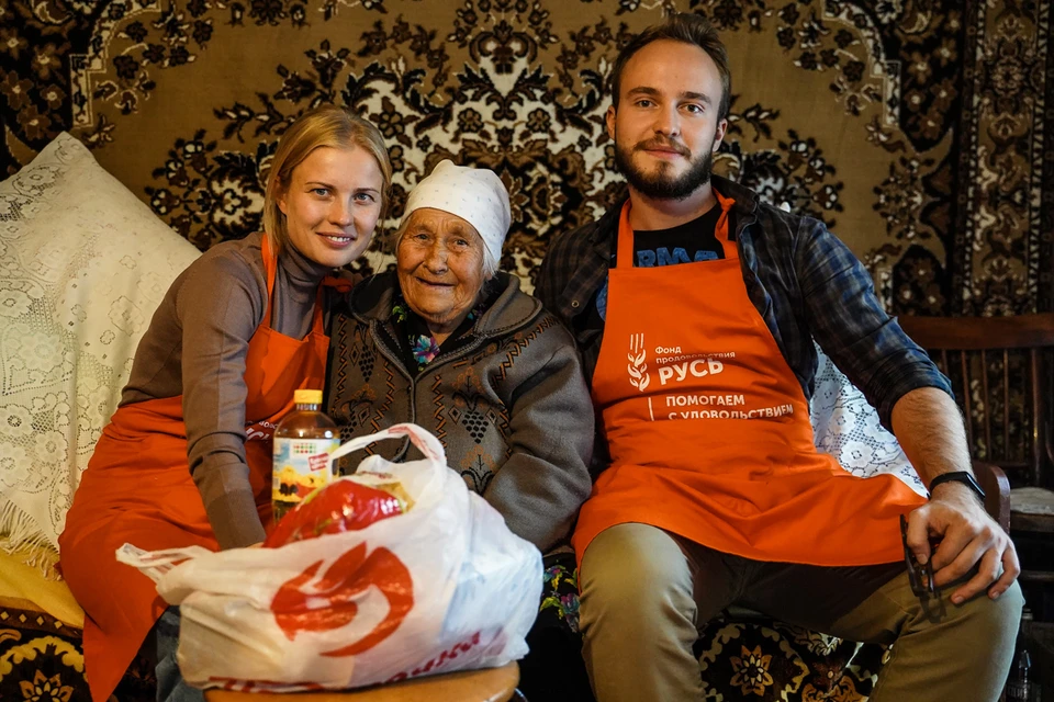 Анна Кудряшова с волонтерами.
