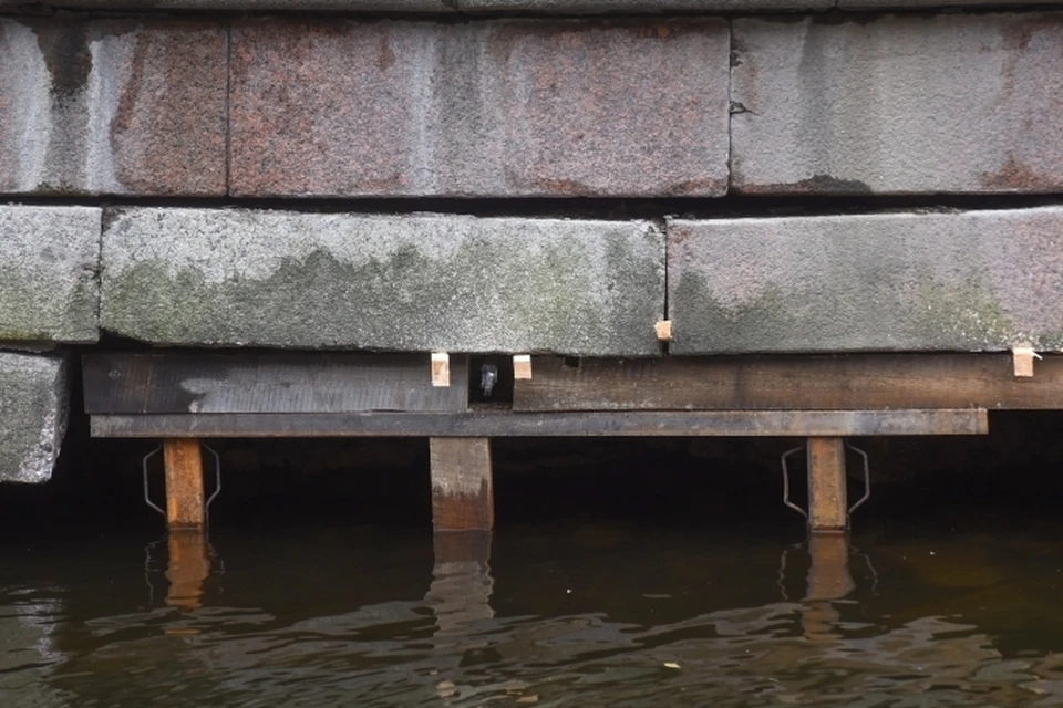 Гранитные блоки на набережной канала Грибоедова укрепили специалисты. Фото: Пресс-служба СПб ГБУ «Мостотрест»