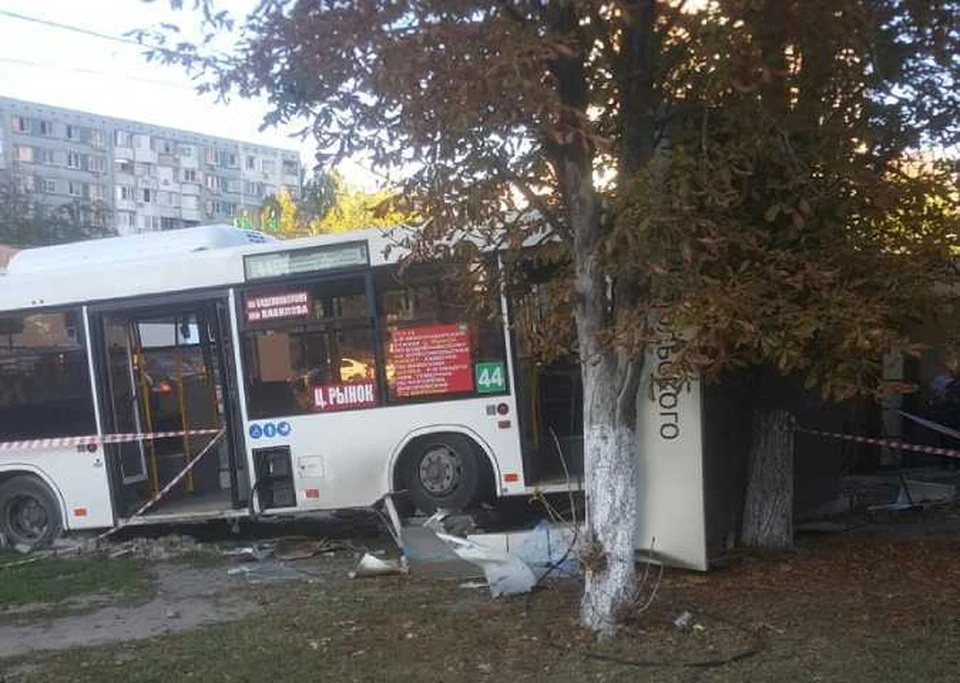 Водитель автобуса не справился с управлением и протаранил остановку. ФОТО: соцсети
