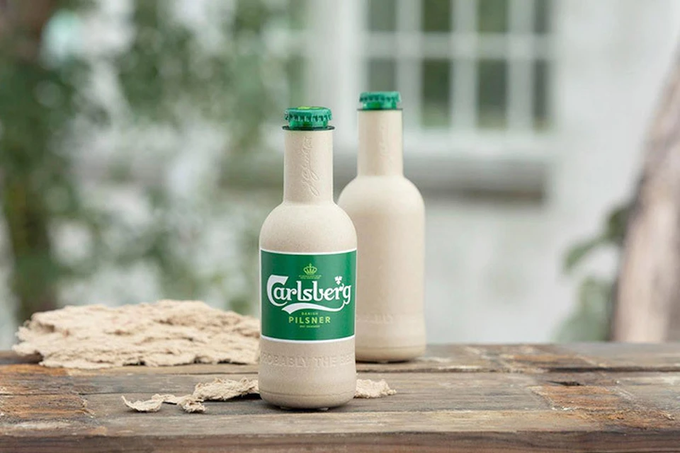 Датская пивоваренная корпорация "Carlsberg Group" представила два прототипа бумажных биоразлагаемых бутылок для пива. Фото: twitter.com/CarlsbergGroup
