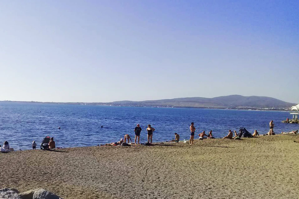 На пляже в Анапе до сих пор есть люди, многие даже купаются