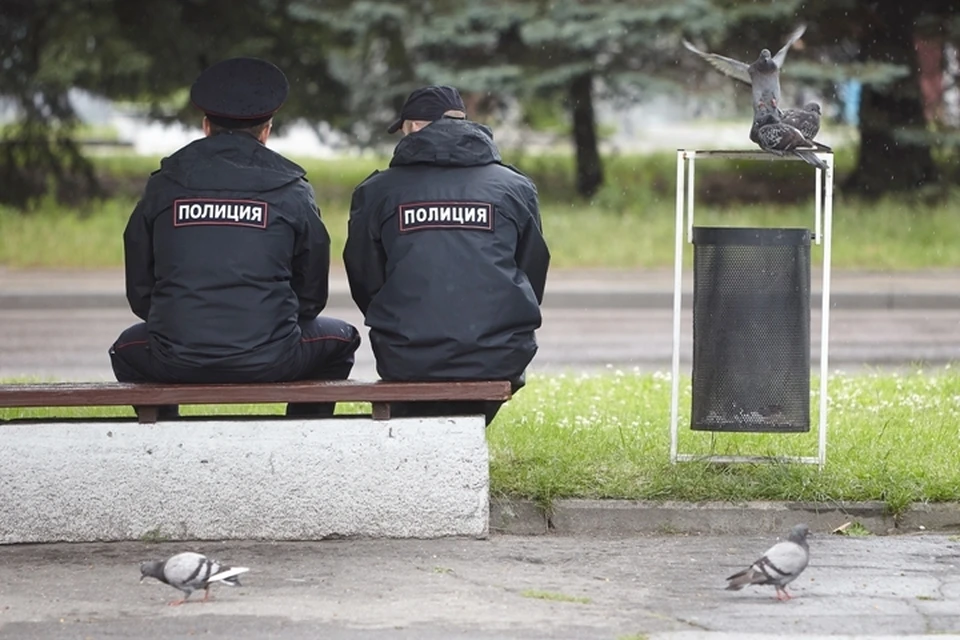 Точно неизвестно, стало ли неожиданностью для незадачливого комментатора то, что за ним пришли люди в полицейской форме.