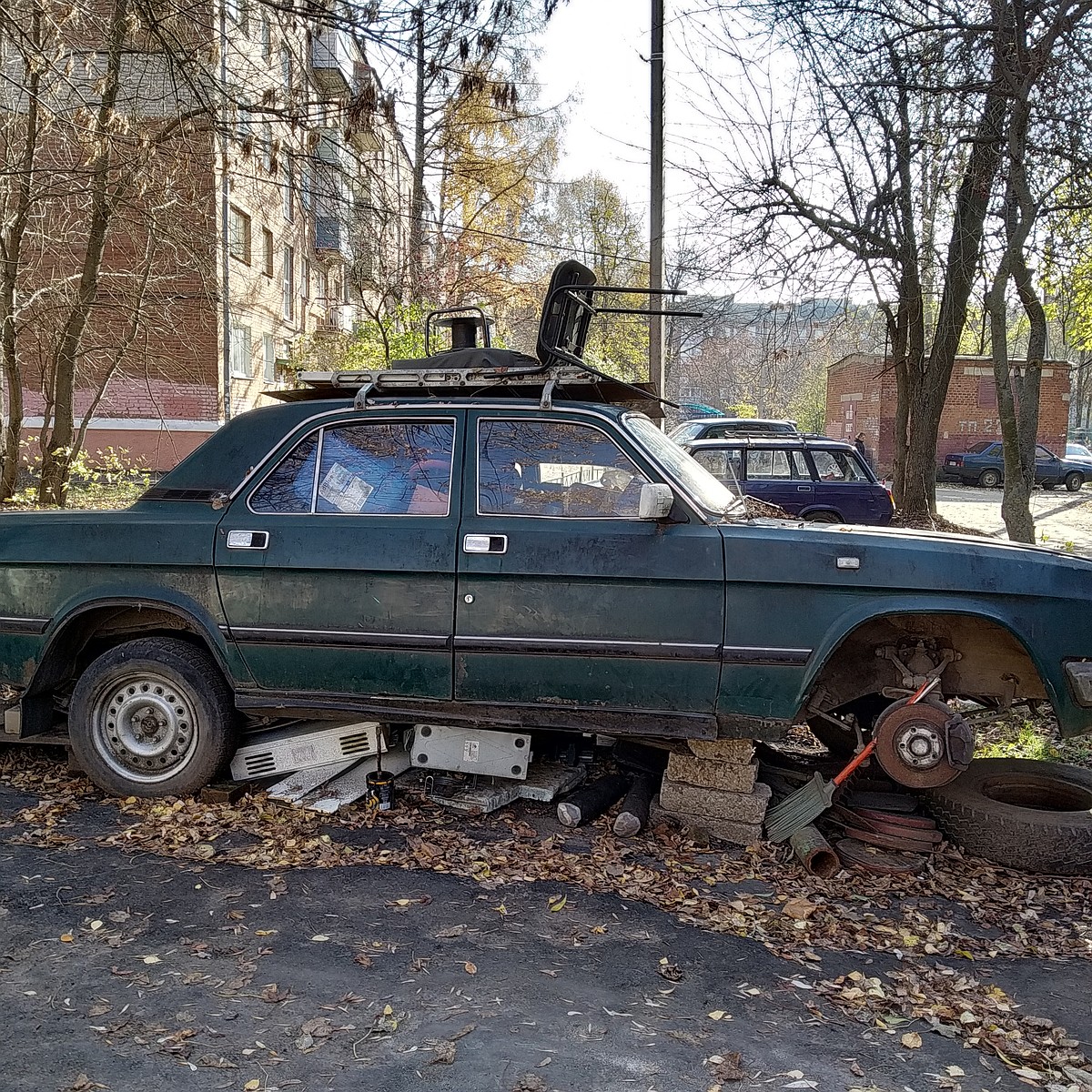 Спасите нас от автохлама: можно ли избавиться от брошенных машин во дворах  Владимира? - KP.RU