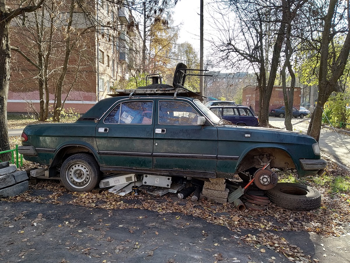 Спасите нас от автохлама: можно ли избавиться от брошенных машин во дворах  Владимира? - KP.RU