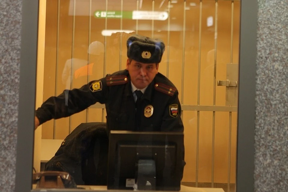В одном из отделений полиции Петербурга умерла задержанная молодая женщина.