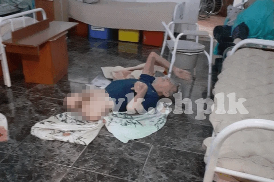 Мужчину без ног бросили голым на пол в приюте для престарелых в Кузбассе. ФОТО: vk.com/chplk