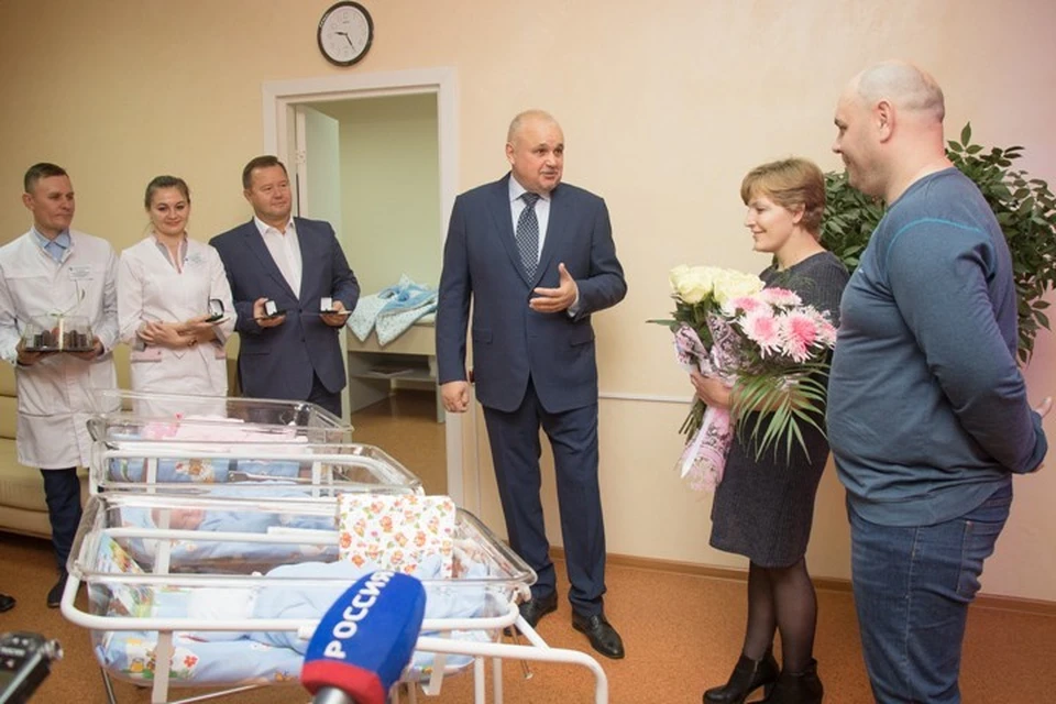 Губернатор Кузбасса поздравил родителей второй в этом году тройни