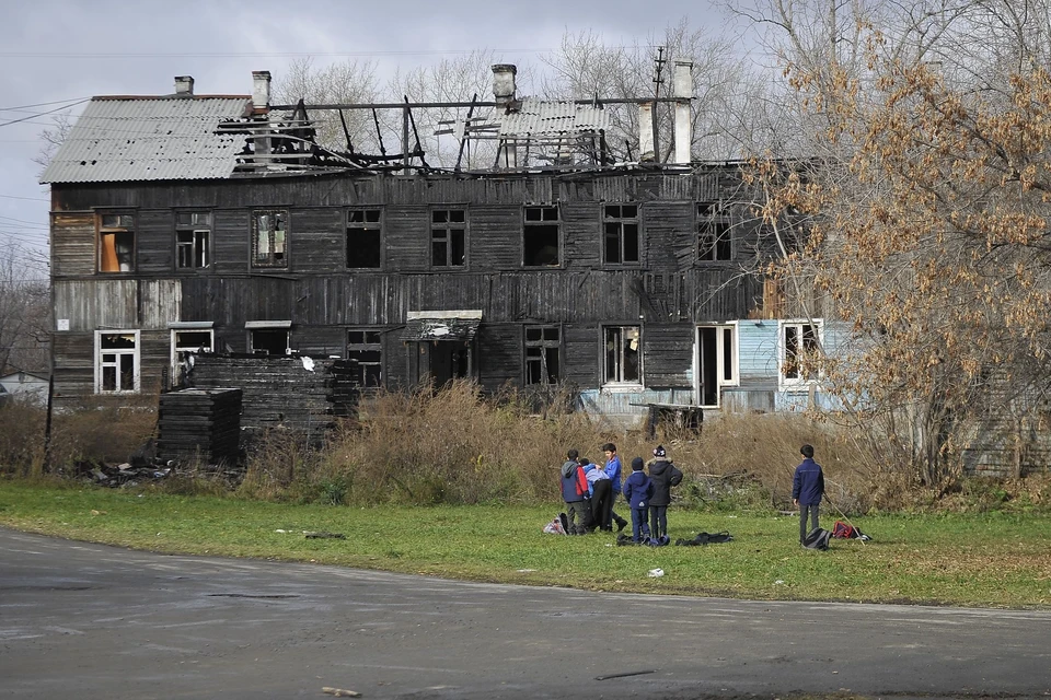 Бараки екатеринбурга. Ключевая Петрозаводск бараки. Бараки в Екатеринбурге в центре. Бараки на улице Соболевского в Донецке. Магнитогорск поселок Среднеуральский бараки.