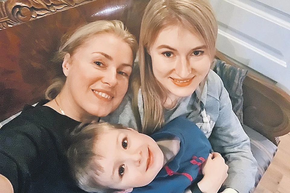 Мария Шукшина вполне может называть себя старшей сестрой своей дочери Анны и внука Славика. Фото: instagram.com/anna__shukshina