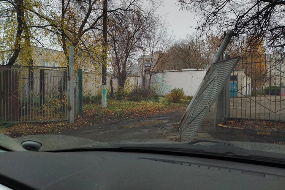 Опасные ворота у школы №185 отремонтировали в Нижнем Новгороде