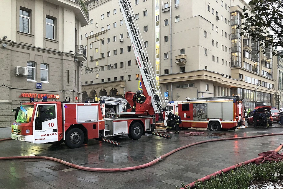 Пожарно-спасательными подразделениями в ходе проведения разведки и тушения пожара из дома были спасены 28 человек