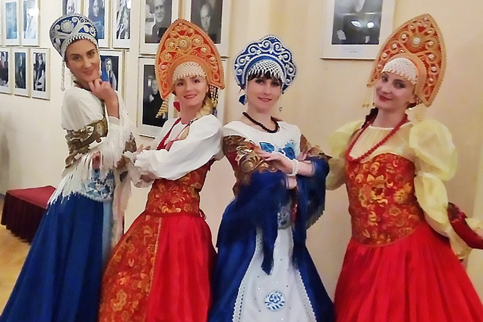 В драматическом театре «На Литейном» почетных гостей встречали красавицы в народных костюмах. Фото: Правительство Ленобласти.
