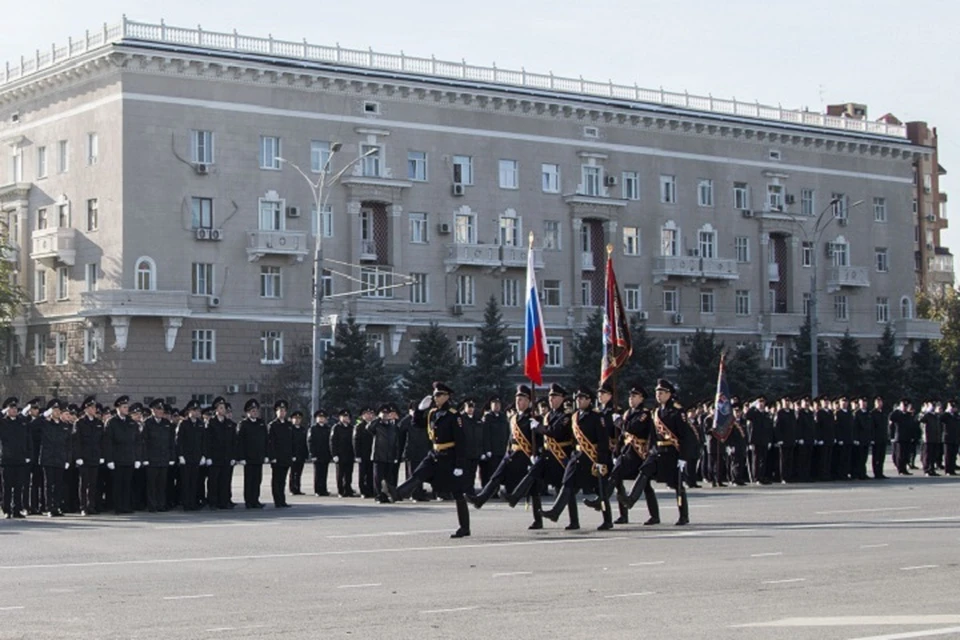 На Театральной площади прошел торжественный марщ. Фото: пресс-служба ГУ МВД по Ростовской области