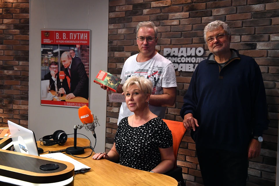 Юрий Поляков (на фото - справа) был готов к тому, что Андрей и Юлия Норкины в программе «Простыми словами» на Радио «Комсомольская правда» (97,2 FM) зададут популярному писателю самые острые вопросы.