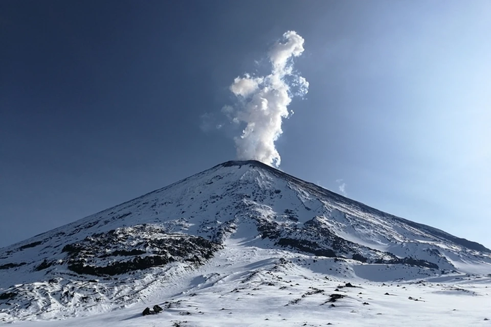 По словам специалистов, скоро над кратером появятся вулканические бомбы. Фото: Christian Kirchmayer/Институт вулканологии и сейсмологии ДВО РАН, KVERT