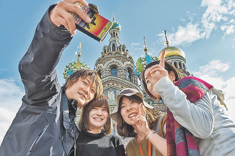 Китайских туристов в Петербурге очень много, но серьезного вклада в экономику города они пока не вносят.