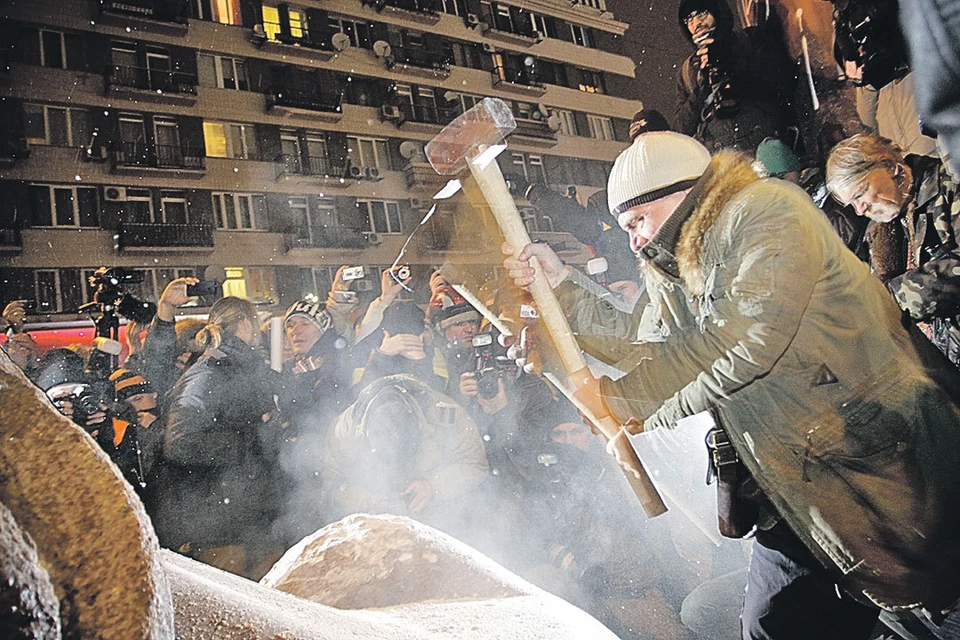 В декабре 2013 года сторонники майдана повалили памятник Ленину в Киеве. Сейчас на Украине подумывают продолжить эту «славную традицию» и переключиться на других исторических персон, например Екатерину II.