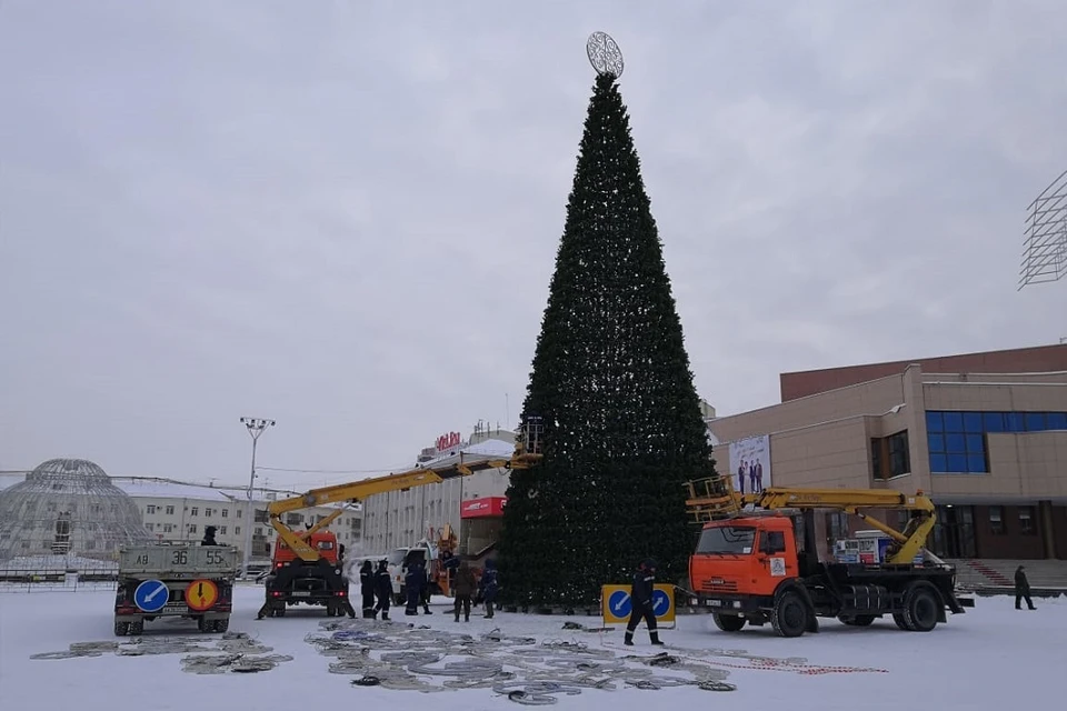 В этом году работы по установке главного праздничного дерева начались на неделю раньше.