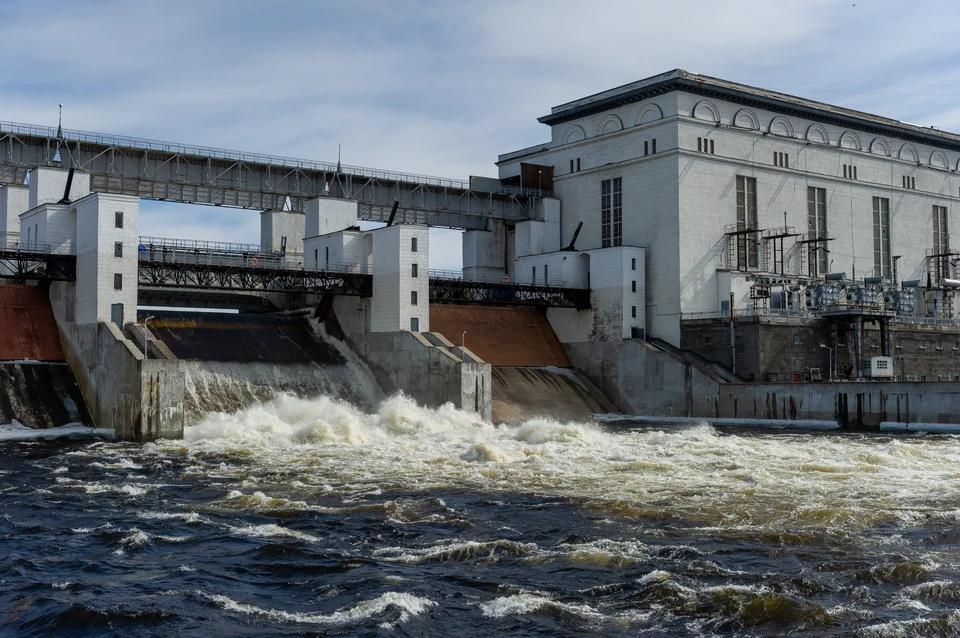 Пропуск паводковых вод на ГЭС