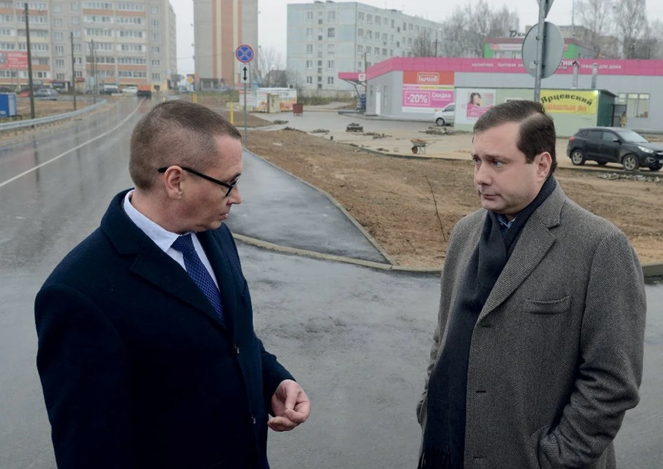 Алексей Островский (справа) и Андрей Борисов осматривают новую дорогу в Новосельцах.