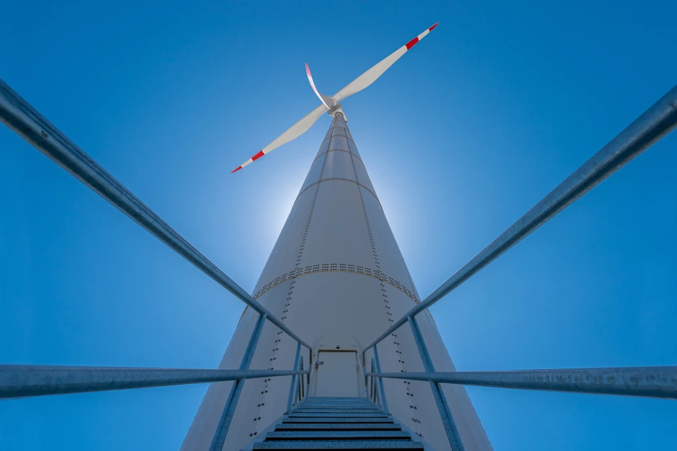 Высота каждой ветроустановки вместе с ротором – около 150 м, вес – около 300 тонн, мощность – 2,5 МВт