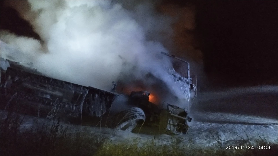 Огонь почти полностью уничтожил нефтевоз Фото: ГУ МЧС России по Самарской области