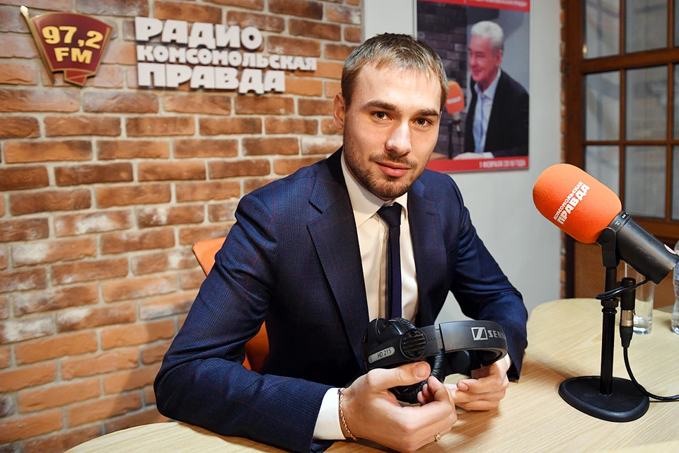 Антон Шипулин в прямом эфире ответил на вопросы радиослушателей и наших журналистов